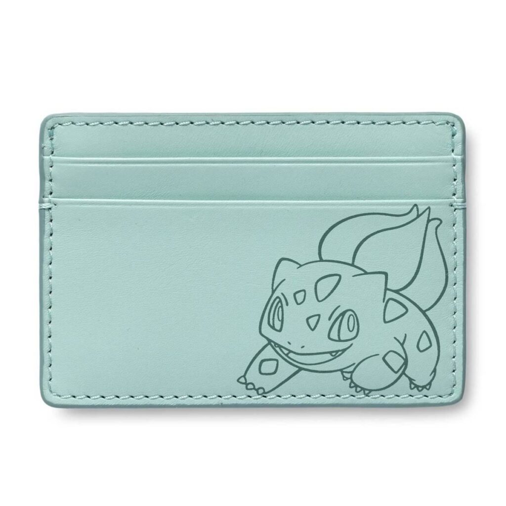 646dff4e-0fc9-57c7-a0b2-af44f74d078d-1024x1024-1.jpg Pokémon Center × Fossil: Bulbasaur Green Leather Steven Card Case - Image 1
